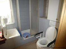 WC-Sitzerhöhung mit Armlehnen © Niedersächsische Fachstelle für Wohnberatung